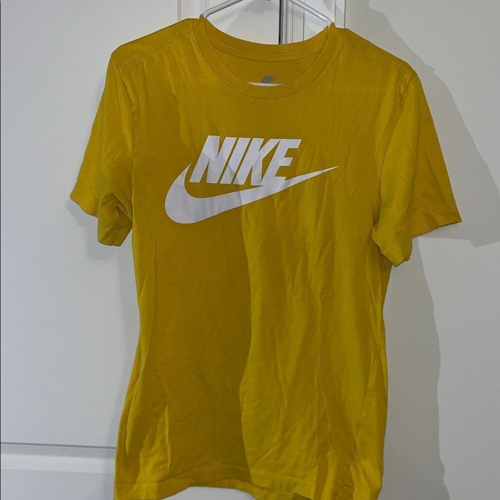 Golden Yellow Nike White Swoosh Training Sports T shirt XS Mens (great 4 youth)